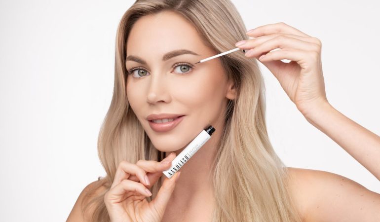 Wimpern perfekt in Form: Lerne das Geheimnis des Nanolash-Peptid-Serums kennen